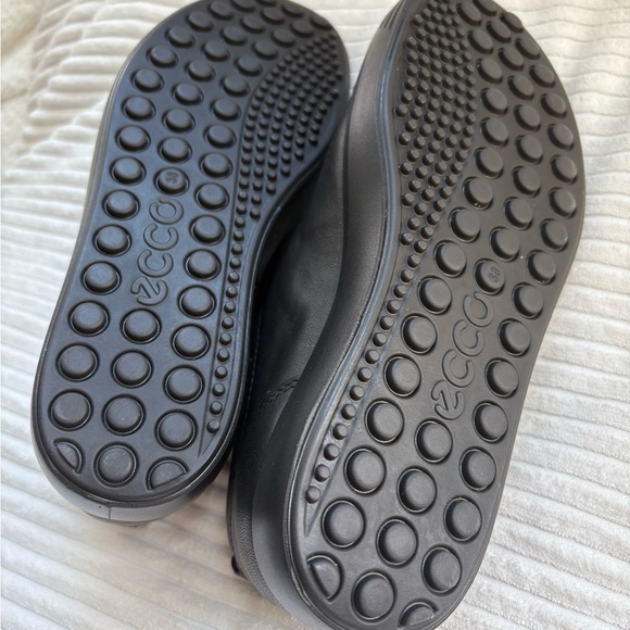 ECCO Women’s “Soft 7”
Comfortable waterproof black leather shoes. Size 38/7.5 - Picture 6 of 8